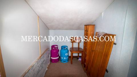 Apartamento T2 inserido no &uacute;ltimo andar de...