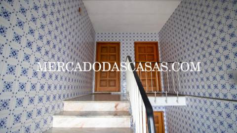 Apartamento T2 inserido no &uacute;ltimo andar de...