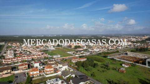 Apartamento T2 inserido no &uacute;ltimo andar de...