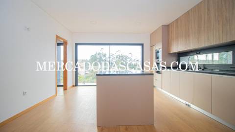 Moradia T3 Nova de duas frentes em Lob&atilde;o...