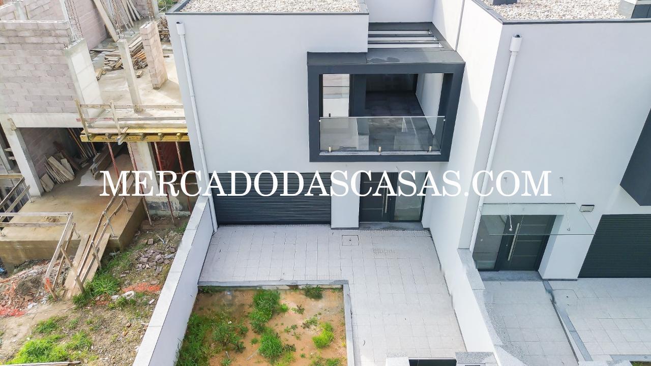 Moradia T3 Nova de duas frentes em Lob&atilde;o...