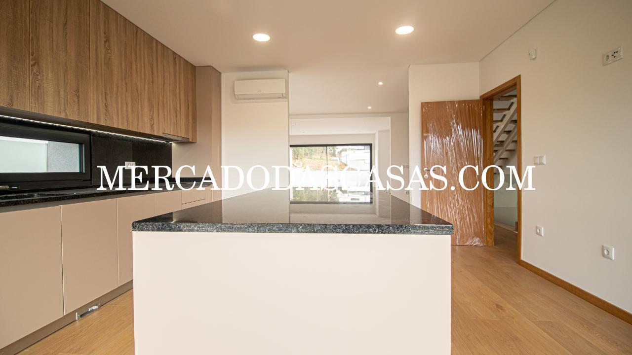 Moradia T3 Nova de duas frentes em Lob&atilde;o...