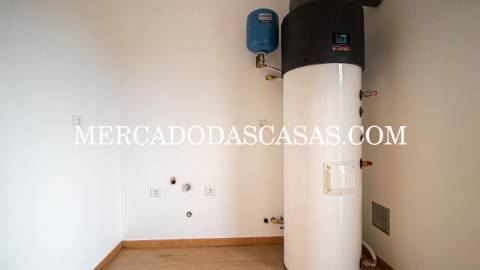 Moradia T3 Nova de duas frentes em Lob&atilde;o...