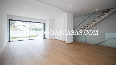 Moradia T3 Nova de duas frentes em Lob&atilde;o...