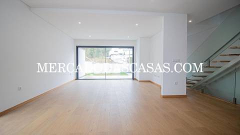 Moradia T3 Nova de duas frentes em Lob&atilde;o...