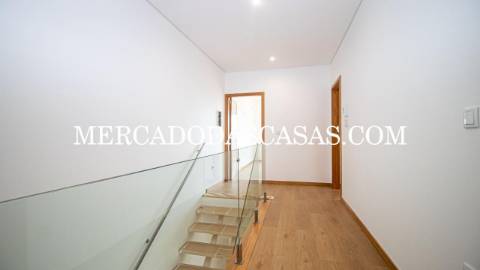 Moradia T3 Nova de duas frentes em Lob&atilde;o...