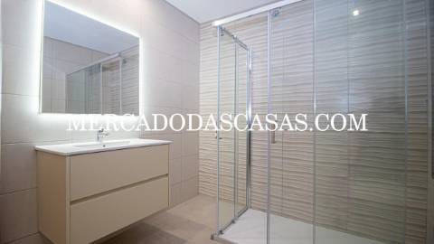 Moradia T3 Nova de duas frentes em Lob&atilde;o...