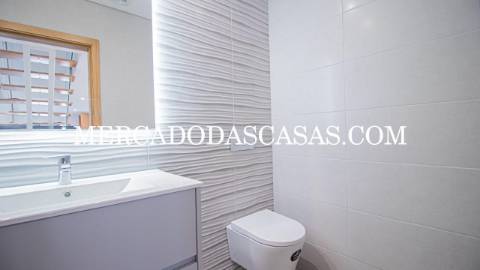 Moradia T3 Nova de duas frentes em Lob&atilde;o...