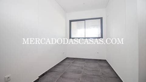 Moradia T3 Nova de duas frentes em Lob&atilde;o...