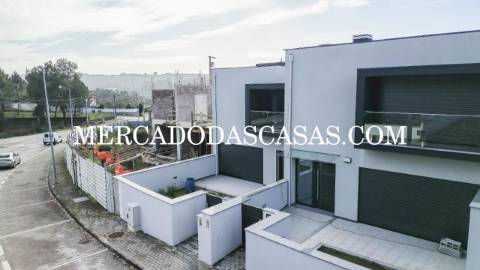 Moradia T3 Nova de duas frentes em Lob&atilde;o...