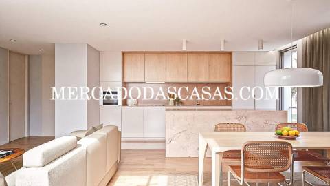 Entre o azul infinito do Atl&acirc;ntico e a...