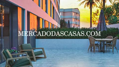 Entre o azul infinito do Atl&acirc;ntico e a...