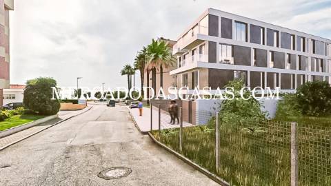 Entre o azul infinito do Atl&acirc;ntico e a...