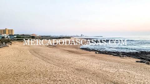 Entre o azul infinito do Atl&acirc;ntico e a...