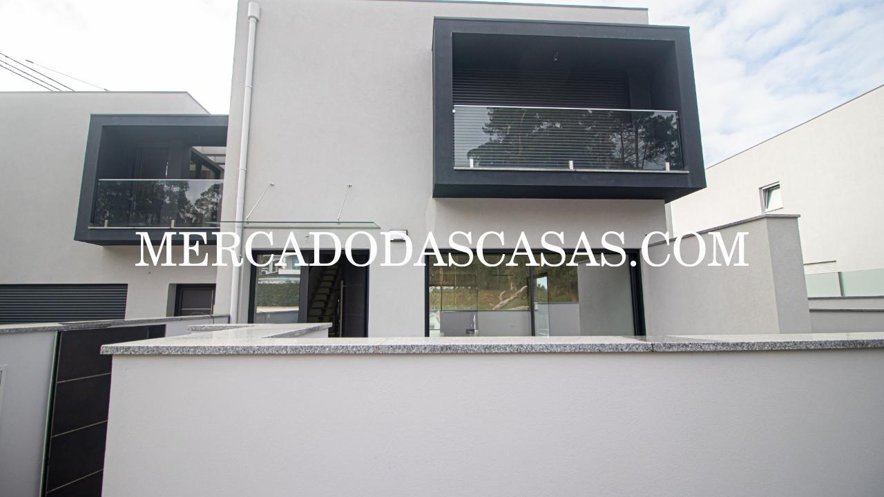 Moradia T3 Nova de tr&ecirc;s frentes em...