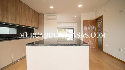 Moradia T3 Nova de tr&ecirc;s frentes em...