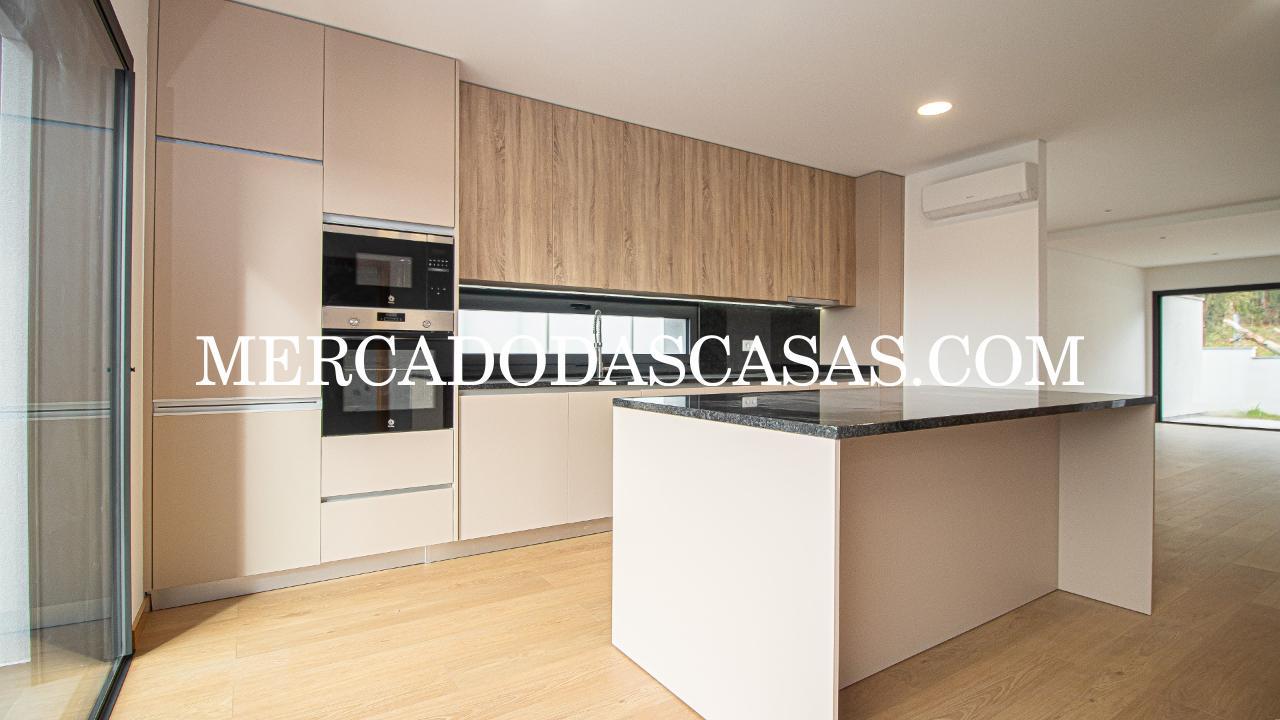 Moradia T3 Nova de tr&ecirc;s frentes em...