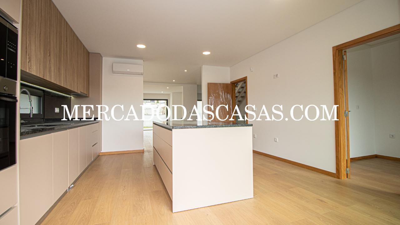 Moradia T3 Nova de tr&ecirc;s frentes em...