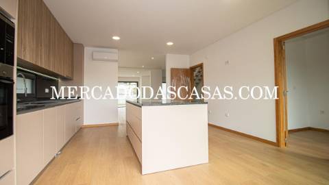 Moradia T3 Nova de tr&ecirc;s frentes em...