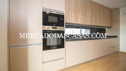 Moradia T3 Nova de tr&ecirc;s frentes em...