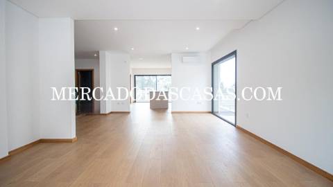 Moradia T3 Nova de tr&ecirc;s frentes em...