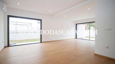 Moradia T3 Nova de tr&ecirc;s frentes em...