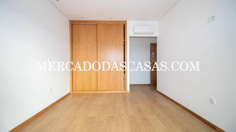 Moradia T3 Nova de tr&ecirc;s frentes em...