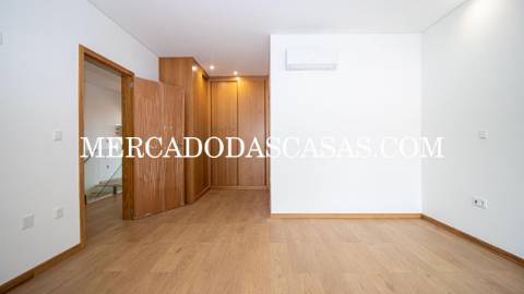 Moradia T3 Nova de tr&ecirc;s frentes em...