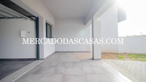 Moradia T3 Nova de tr&ecirc;s frentes em...