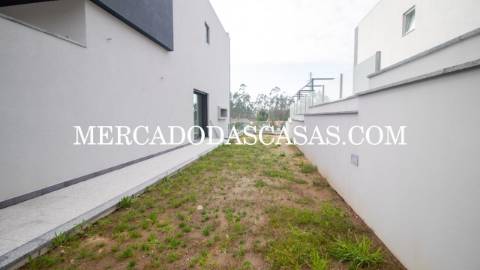 Moradia T3 Nova de tr&ecirc;s frentes em...