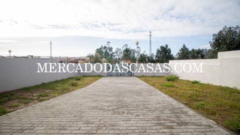 Moradia T3 Nova de tr&ecirc;s frentes em...