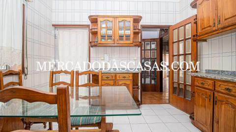 Pr&eacute;dio Geminado em Margaride,...