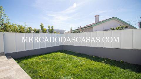 Moradia T3 Geminada em Nogueira da Regedoura com...