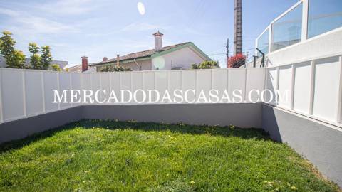 Moradia T3 Geminada em Nogueira da Regedoura com...