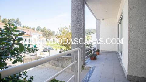 Moradia T3 Geminada em Nogueira da Regedoura com...