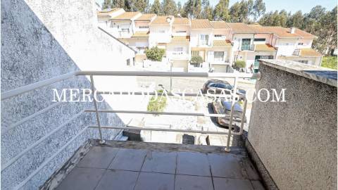 Moradia T3 Geminada em Nogueira da Regedoura com...