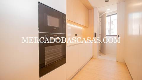 Apartamento T4, grandes áreas e excelência...