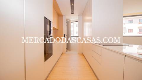 Apartamento T4, grandes áreas e excelência...