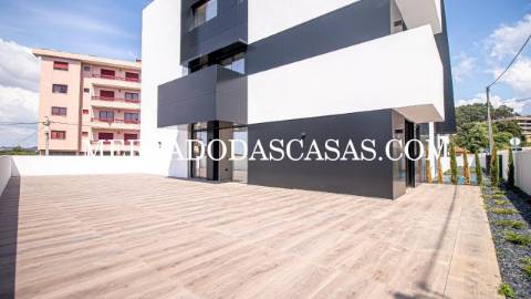 Apartamento T2, 2 lugares de garagem, arrumos...