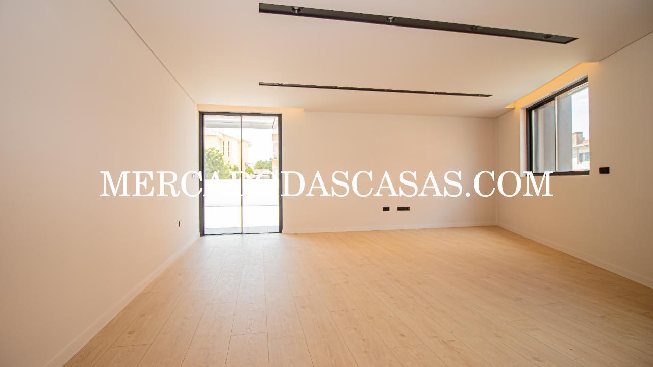 Apartamento T2, 2 lugares de garagem, arrumos...