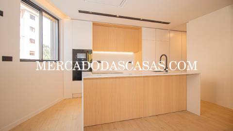 Apartamento T2, 2 lugares de garagem, arrumos...