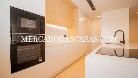 Apartamento T2, 2 lugares de garagem, arrumos...