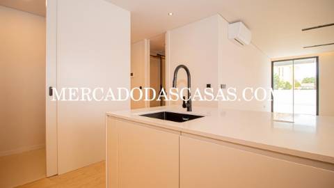 Apartamento T2, 2 lugares de garagem, arrumos...