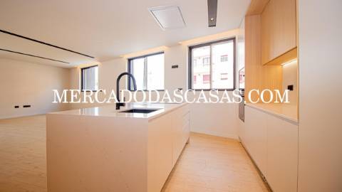 Apartamento T2, 2 lugares de garagem, arrumos...