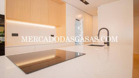 Apartamento T2, 2 lugares de garagem, arrumos...