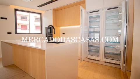 Apartamento T2, 2 lugares de garagem, arrumos...