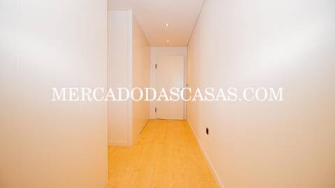 Apartamento T2, 2 lugares de garagem, arrumos...
