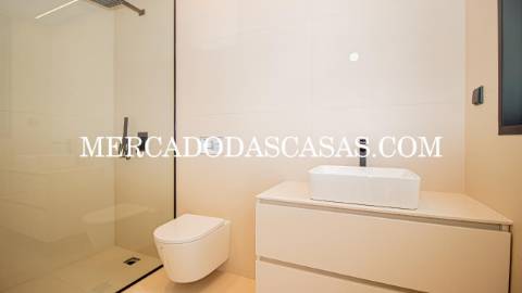 Apartamento T2, 2 lugares de garagem, arrumos...