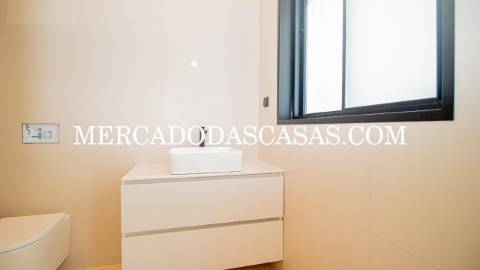 Apartamento T2, 2 lugares de garagem, arrumos...