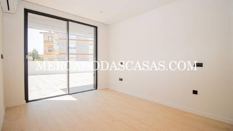 Apartamento T2, 2 lugares de garagem, arrumos...